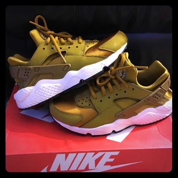 Nike Shoes - Nike Huarache sneakers